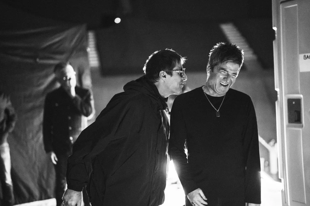 Liam e Noel Gallagher degli Oasis fotografati da Simon Emmett