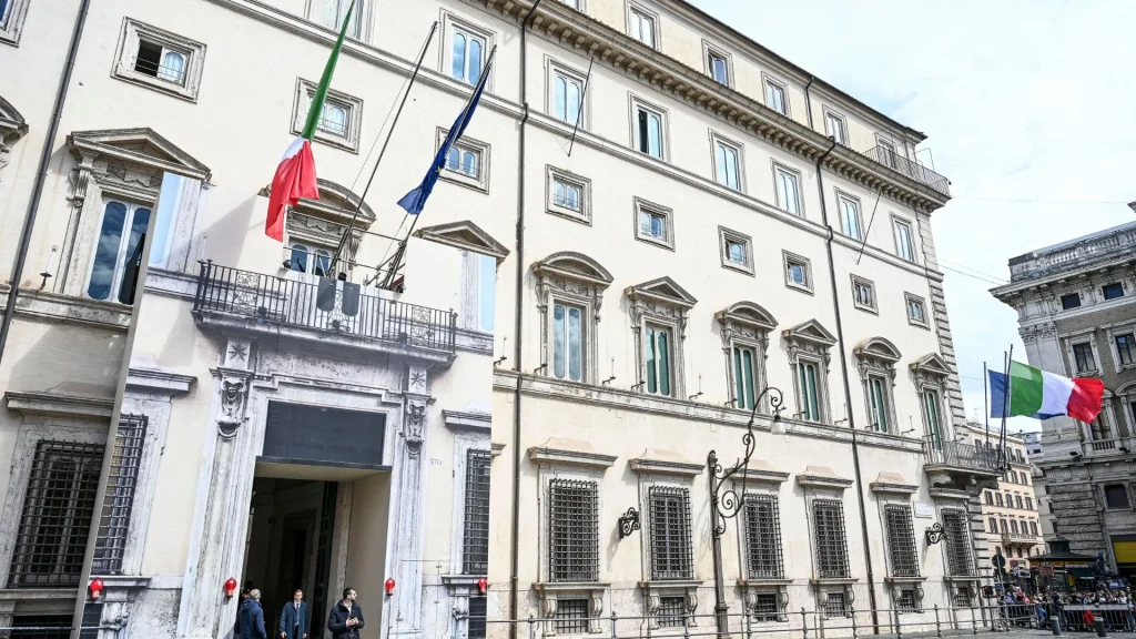 Ex Ilva, Mantovano: “Slitta il decreto per i lavoratori in attesa della sentenza della Cassazione”