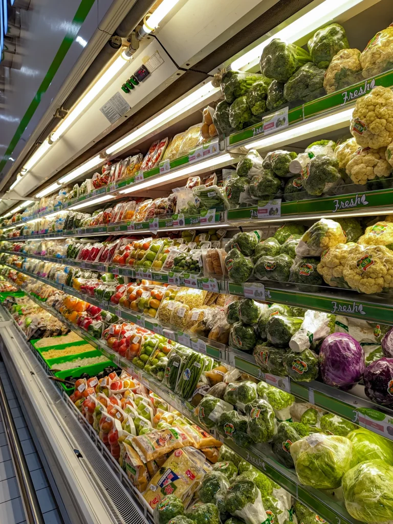 Corsia di frutta e verdura fresca in un supermercato