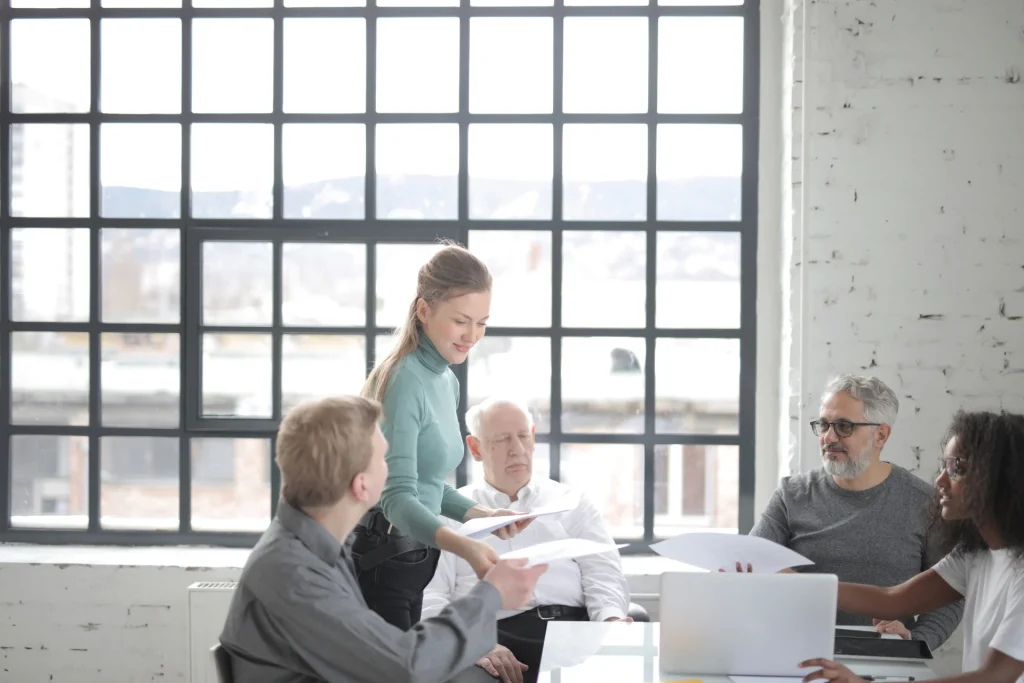 Lavoratori di diverse generazioni riuniti in ufficio