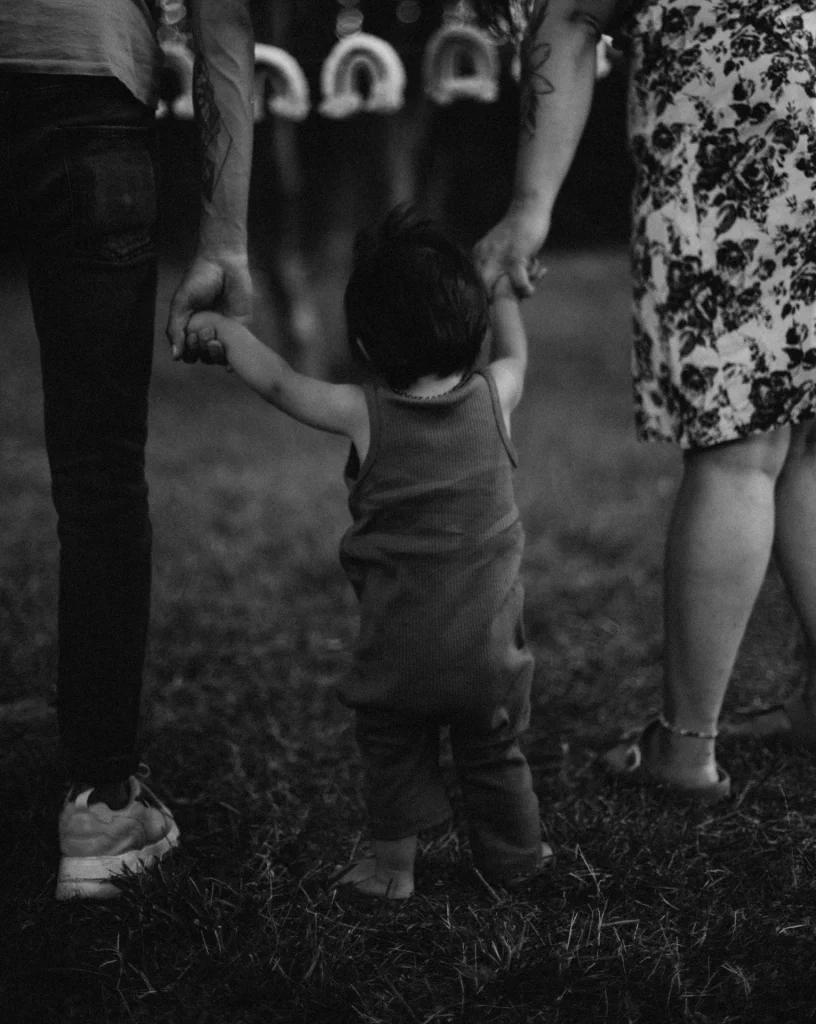 Bambino tra i genitori durante una passeggiata, immagine sul tema delle separazioni e dei figli