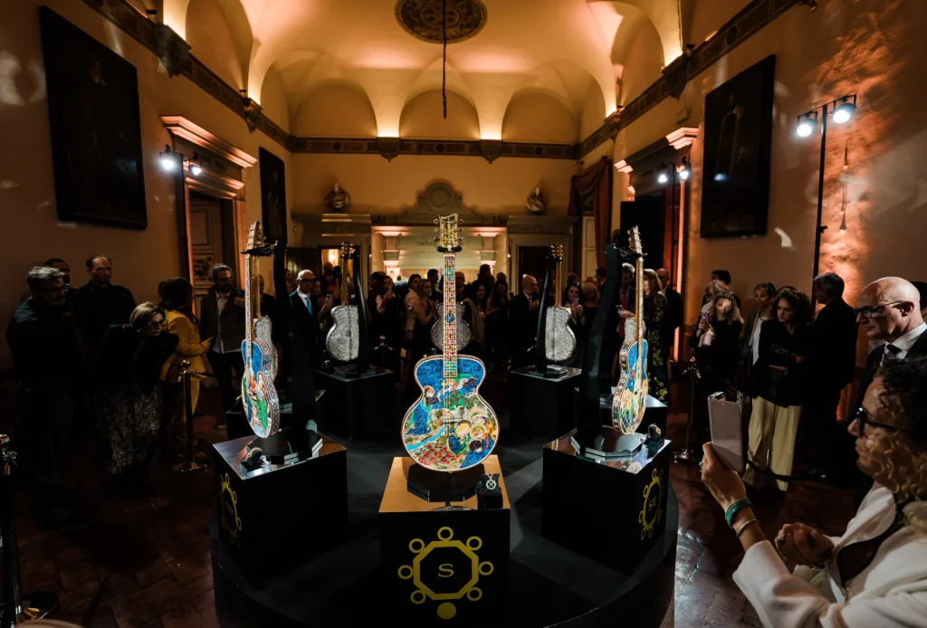 The Eye of Florence, le chitarre d'arte di Paoletti Guitars esposte in cerchio nella Galleria di Villa Corsini tra gli ospiti
