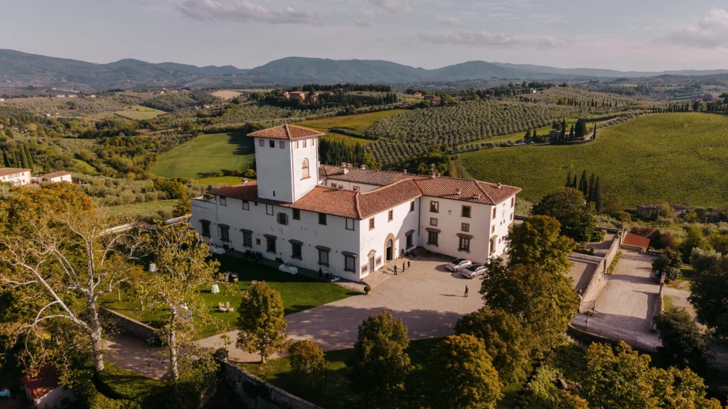 The Eye of Florence, Villa Corsini a Mezzomonte vista dall'alto tra ulivi e vigne sui colli fiorentini