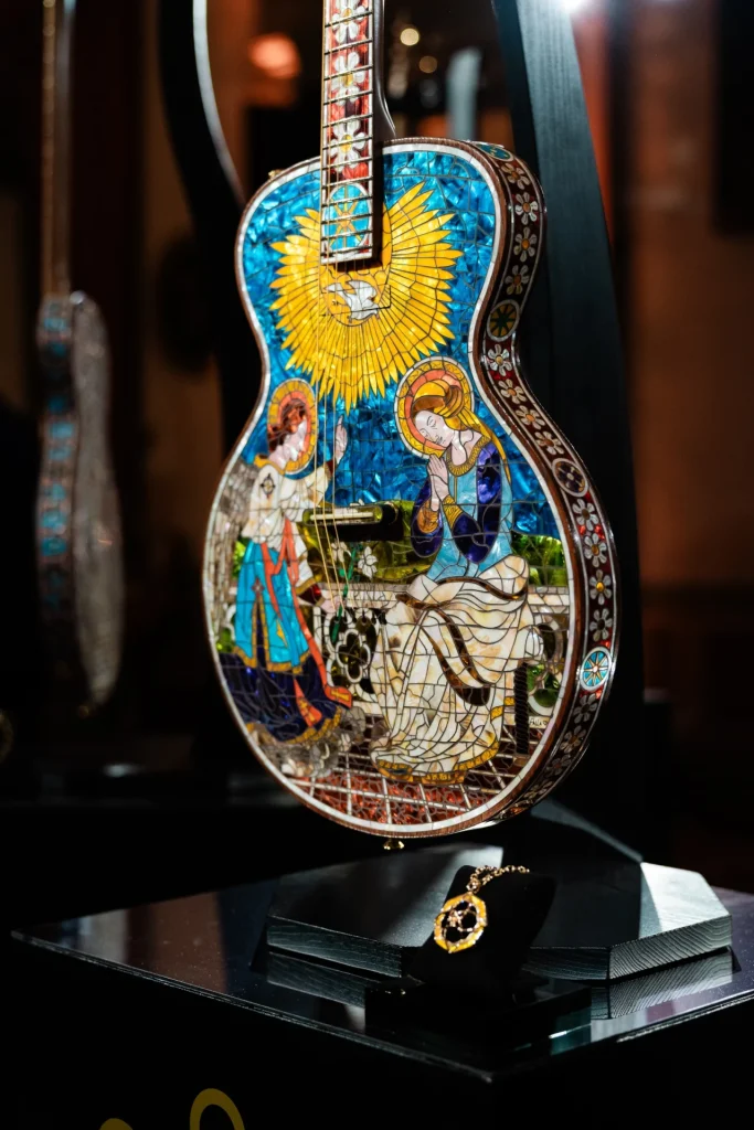 The Eye of Florence, chitarra di Paoletti Guitars con l'Annunciazione in mosaico di madreperla veneziana