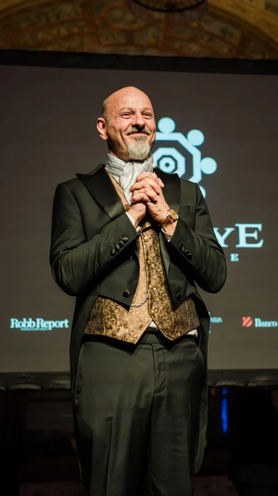 The Eye of Florence, Fabrizio Paoletti sul palco di Villa Corsini durante la presentazione delle otto chitarre