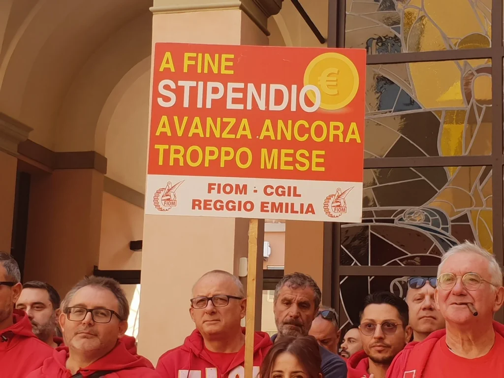 Caro carburante, dalle fabbriche di Reggio Emilia sale il grido di rabbia degli operai