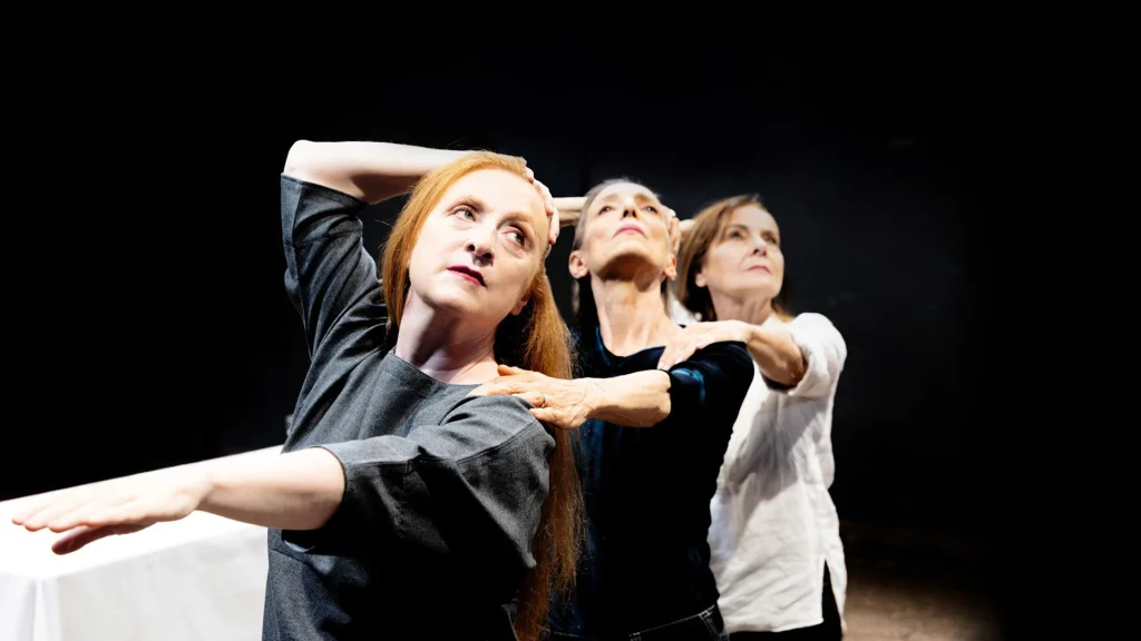 Federica Fracassi, Francesca Mazza ed Emanuela Villagrossi in scena nello spettacolo di Silvia Costa tratto da Annie Ernaux