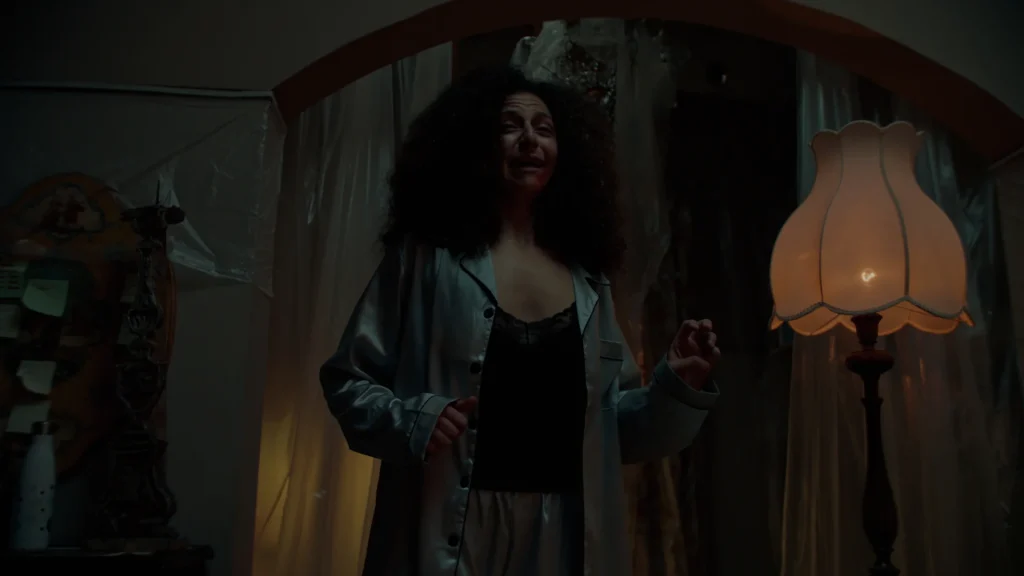 Zoe in una scena del cortometraggio horror Zanzara di Alessio Hong