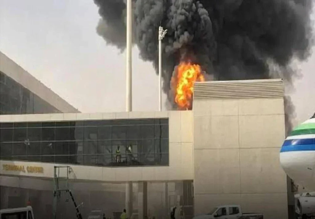 Arabia Saudita, nuovo attacco degli Houthi all’aeroporto di Riad: un morto e 11 feriti