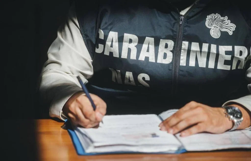 Schiaffi, insulti e violenza sessuale ad anziane in Rsa di Milano: interdetti 3 operatori sociosanitari