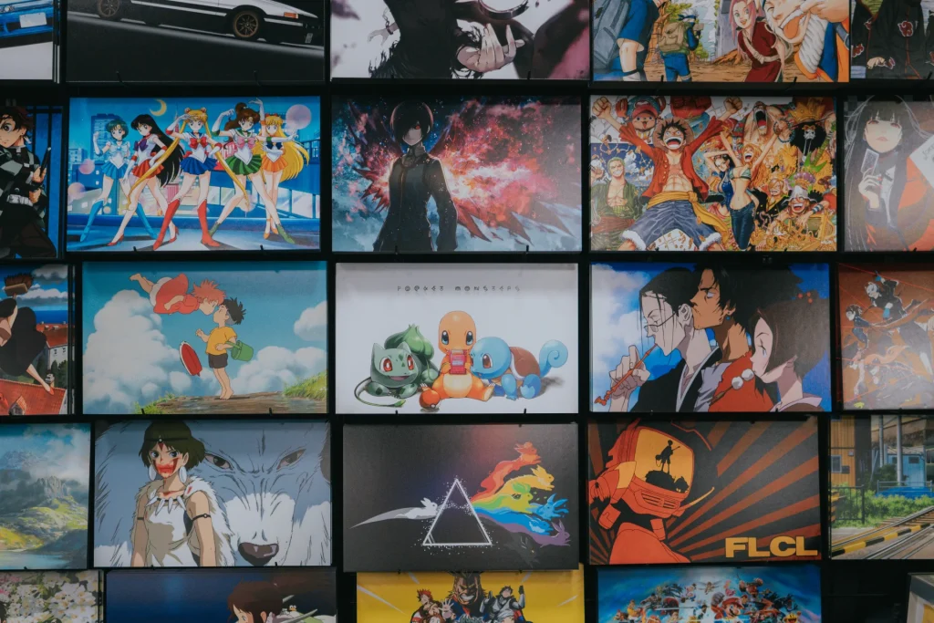 Parete di immagini dedicate ad anime e manga, tra cui Naruto e altri personaggi della cultura pop giapponese