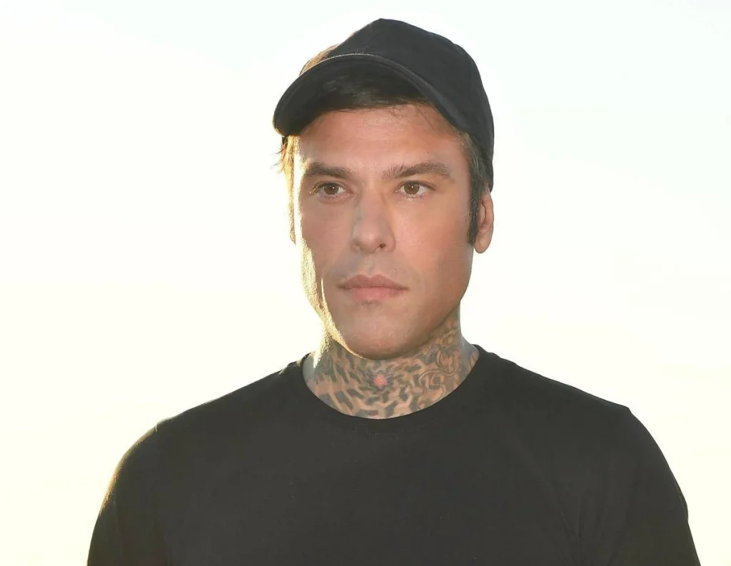 Fedez nei guai, la denuncia di due ragazzi: “Presi a pugni da un suo bodyguard per un selfie”