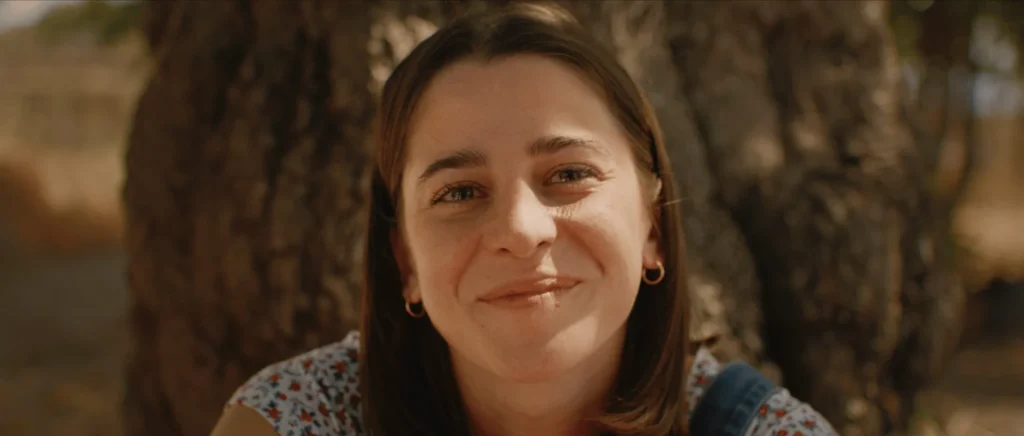Grasso di Francesco Santoro, Alice sorride a Fabio in una scena del cortometraggio