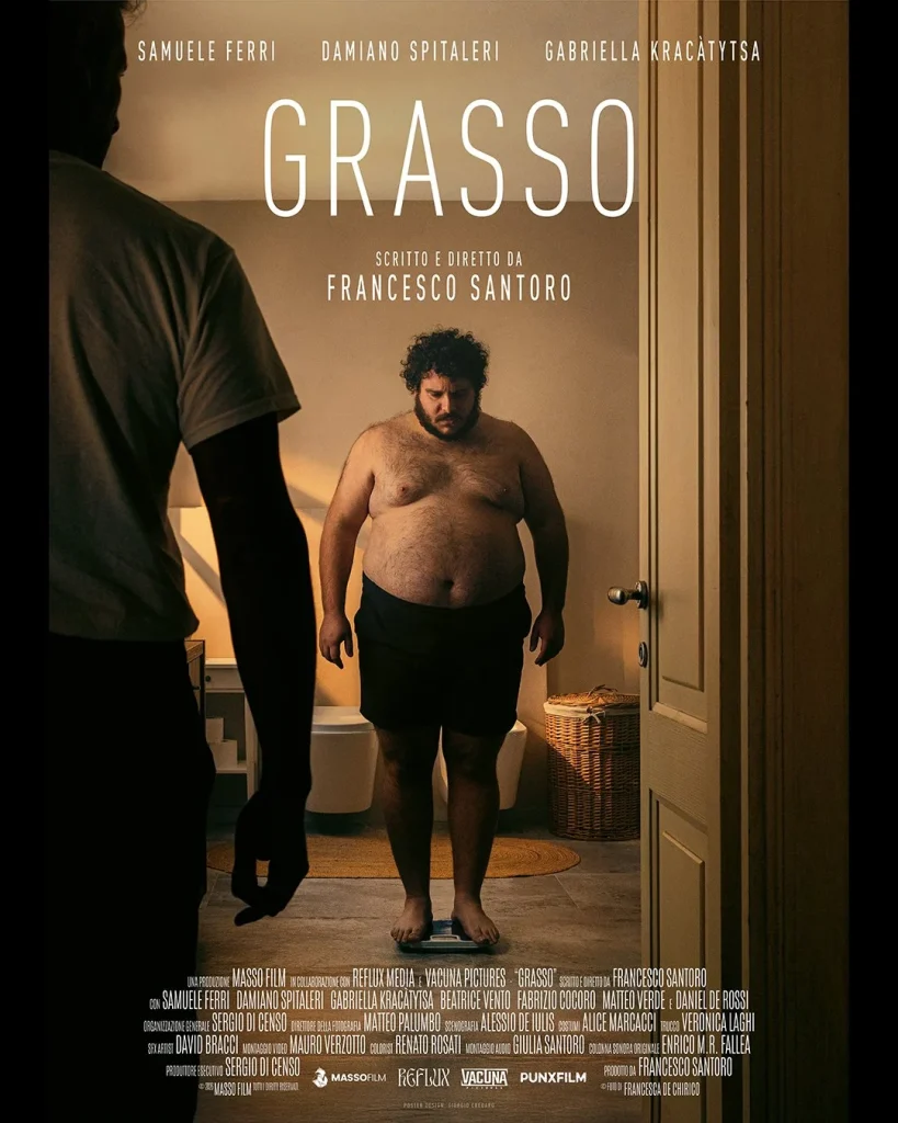 Grasso di Francesco Santoro, la locandina del cortometraggio con Fabio sulla bilancia osservato dal padre