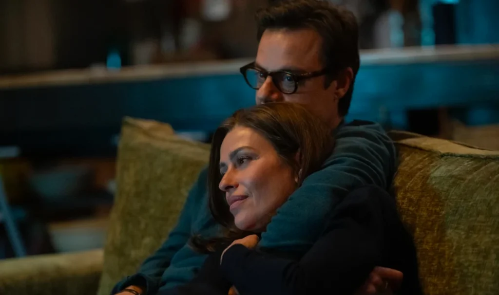 Il rumore delle cose nuove, proiezione in anteprima Scena di Il rumore delle cose nuove, film di Paolo Genovese: un uomo abbraccia da dietro una donna su un divano