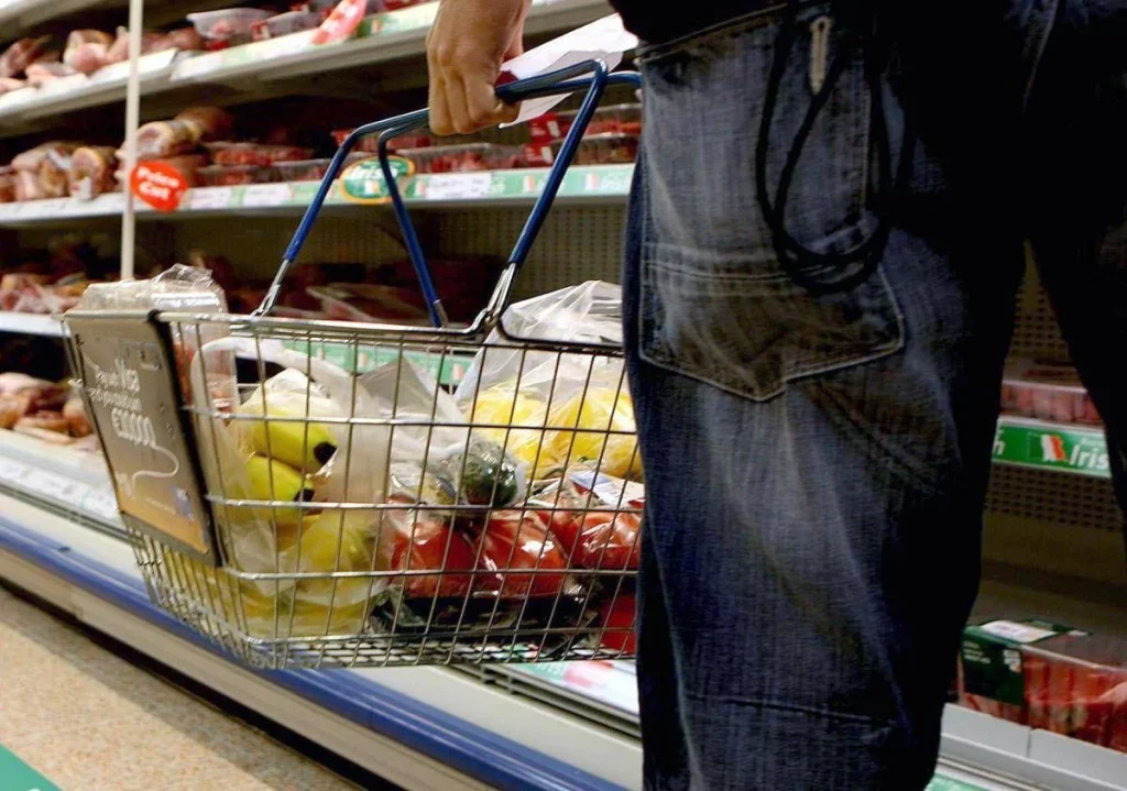 Il dilemma: insalata e affettati freschi o in busta? Guida pratica per pasti express e i rischi da evitare
