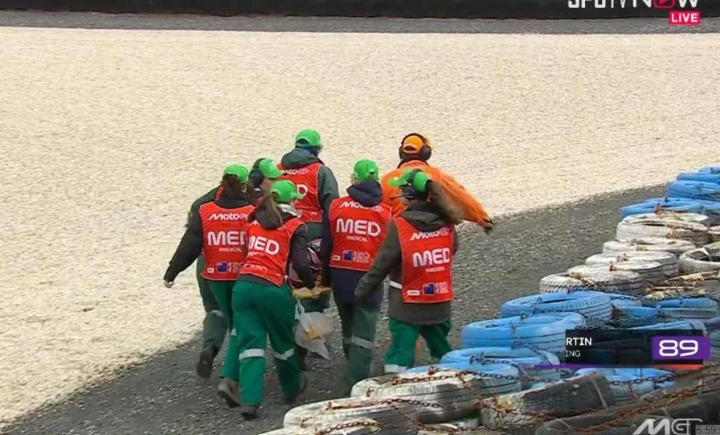 MotoGp, Martin cade e in pista entra la barella: cos’è successo