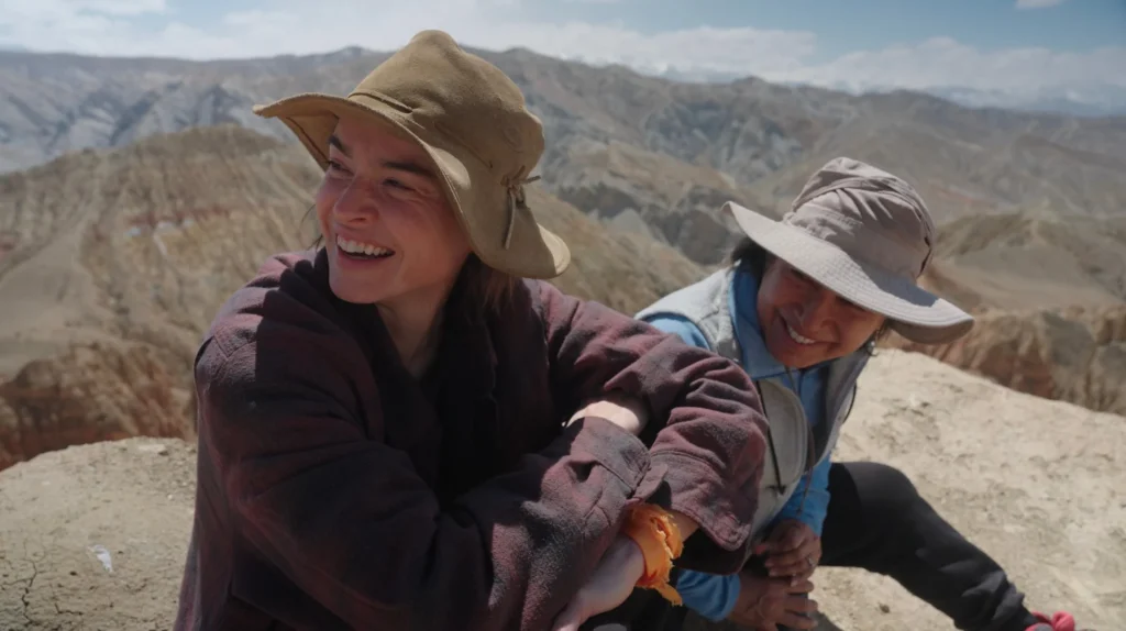 Mustang, Kasia Smutniak sorride accanto a una donna del posto sulle montagne del Mustang in Nepal