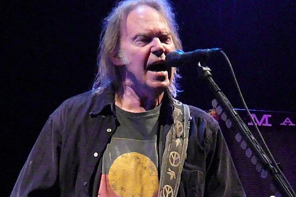 Neil Young canta e suona la chitarra elettrica in concerto a Nottingham nel 2009