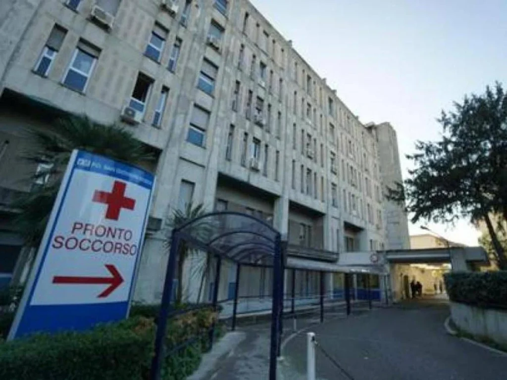 Cede un balcone a Napoli, quattro feriti: due sono ricoverati in codice rosso