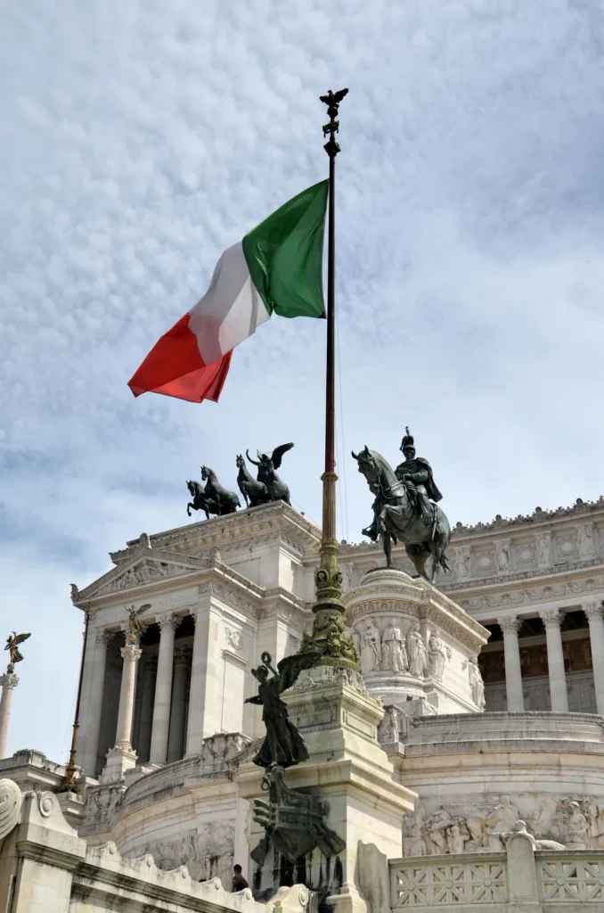 La bandiera italiana sventola sull’Altare della Patria a Roma