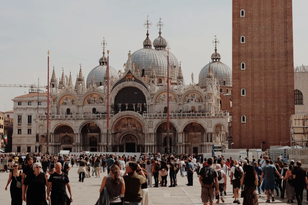 Folla di turisti in piazza San Marco a Venezia, città simbolo di turismo e affitti brevi