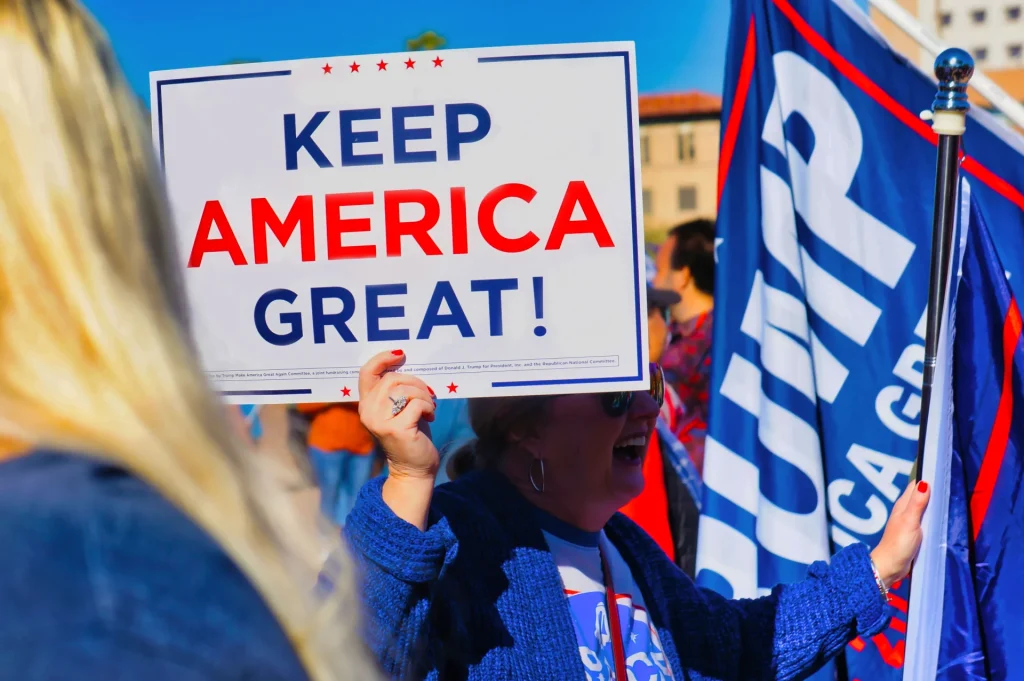 Sostenitori di Donald Trump con cartelli e bandiere americane a una manifestazione elettorale in Arizona