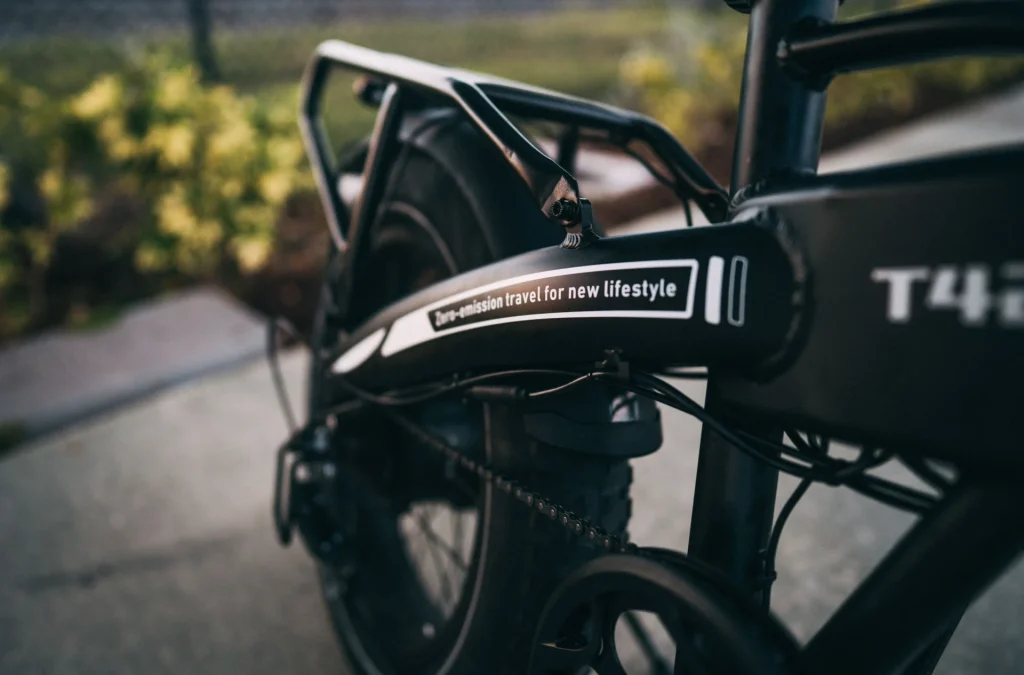 E-bike, arriva la stretta: quando una bici elettrica diventa un ciclomotore Primo piano di una e-bike nera: aumentano i controlli sulle e-bike modificate