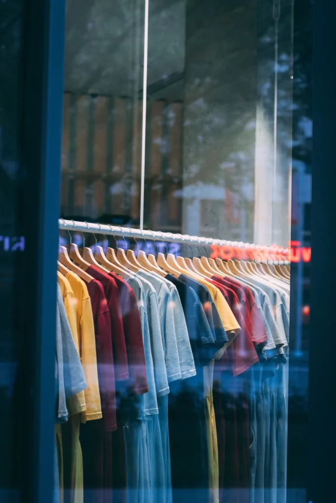 T-shirt esposte in una vetrina, immagine evocativa del fast fashion