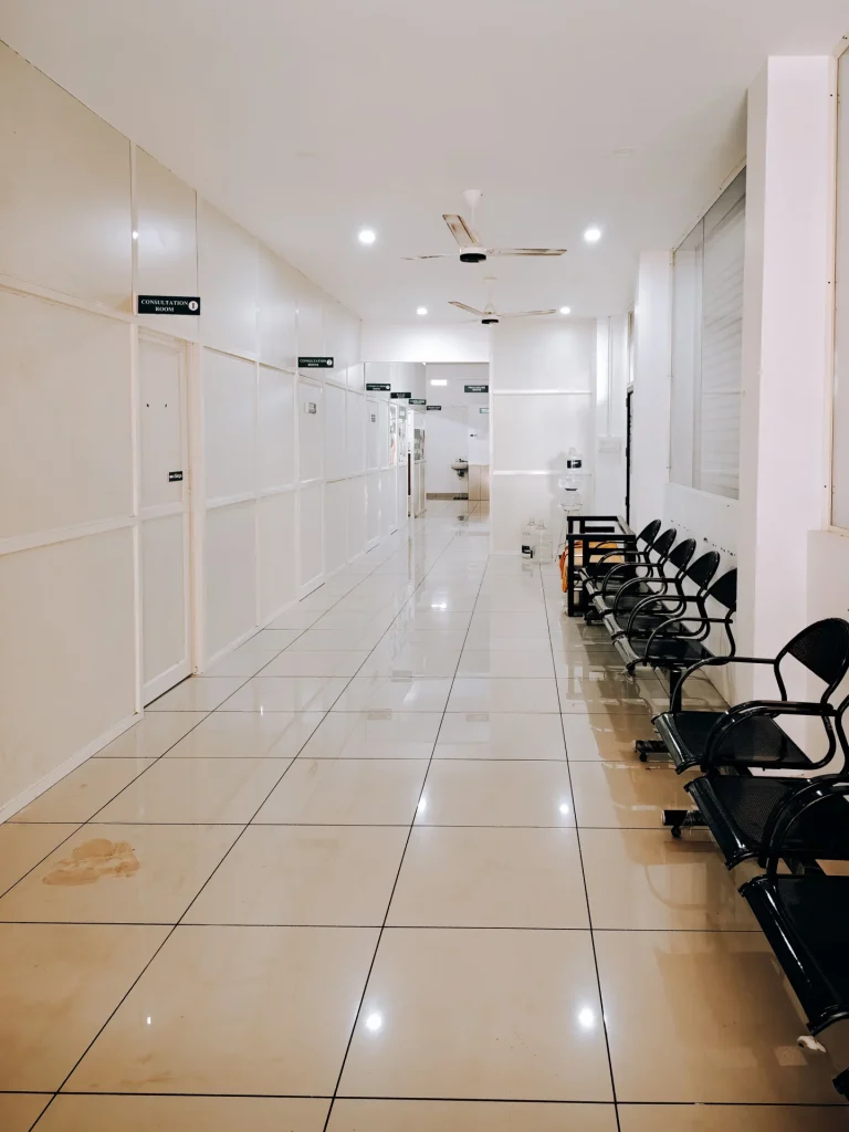 Il vero lusso è non aspettare Un corridoio d’ospedale con una fila di sedie vuote