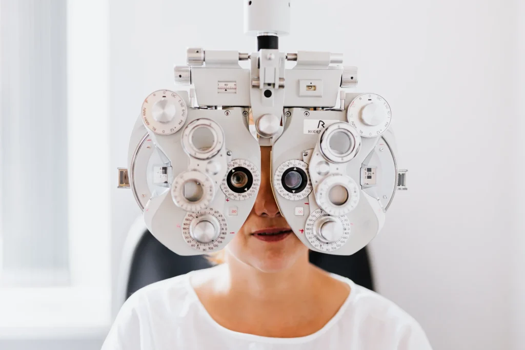 Una persona si sottopone a un esame della vista con il forottero in una clinica