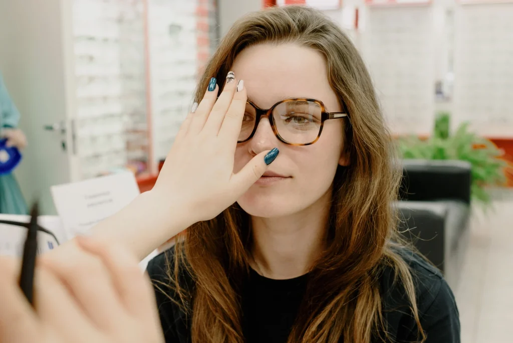 Un’oculista controlla la vista di una paziente durante una visita