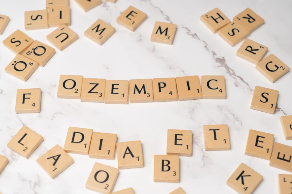 Lettere di Scrabble su una superficie di marmo che formano le parole Ozempic e diabetes
