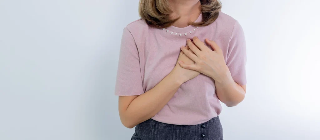 Il cuore delle donne non è quello degli uomini Una donna tiene le mani sul petto, immagine di copertina sul cuore delle donne