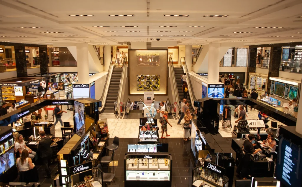 Interno di un centro commerciale, simbolo dei nuovi comportamenti di consumo Credito: Foto: Tuur Tisseghem / Pexels