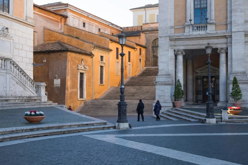 I giovani credono nella politica, è la politica che non li fa entrare Giovani e politica, la scalinata che sale a piazza del Campidoglio a Roma al crepuscolo