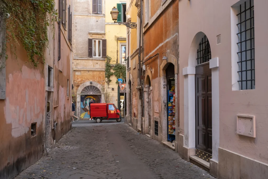 Una strada di città tra palazzi e auto parcheggiate, in un quartiere dove crescono gli affitti brevi