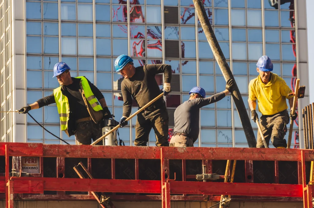 Operai edili al lavoro in un cantiere