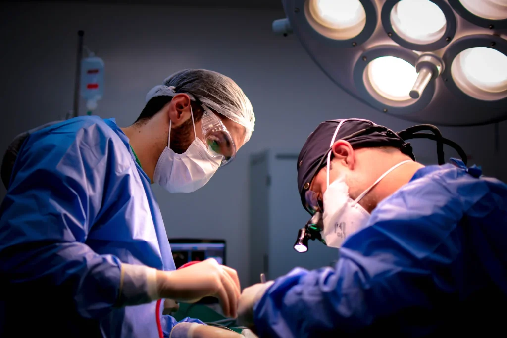 Chirurghi concentrati durante un intervento in sala operatoria
