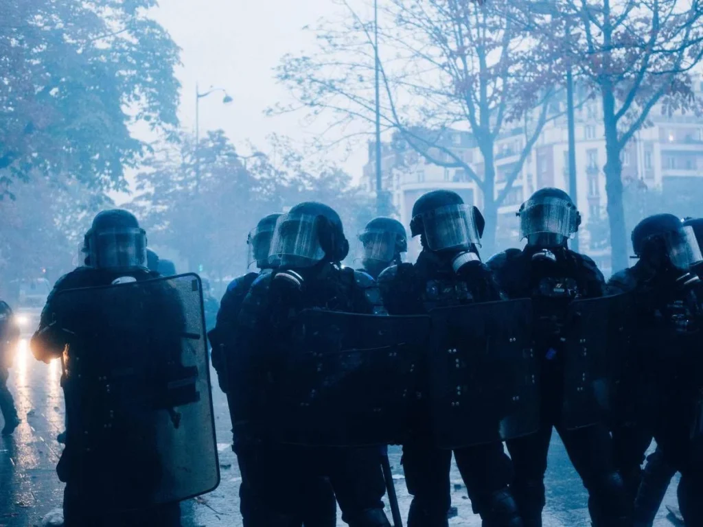 Francia, nuova giornata di proteste: “320mila manifestanti in tutto il Paese”. Scontri a Parigi, Lione, Marsiglia e Tolosa