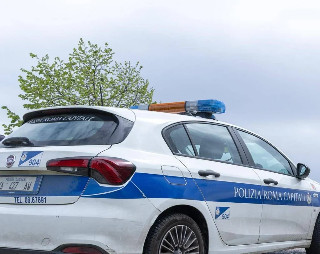 Roma, investe donna con passeggino e fugge: bimba illesa e lei ferita. Denunciato 20enne