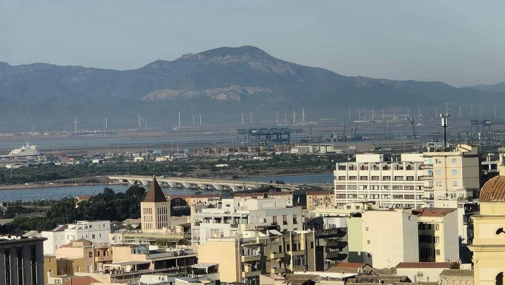 Cagliari, operaio morto schiacciato da tubi al Porto Canale