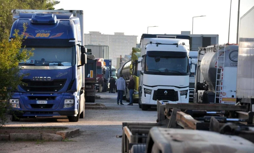Protesta autotrasportatori, blocchi sospesi in Calabria e Sicilia: oggi il decreto del governo