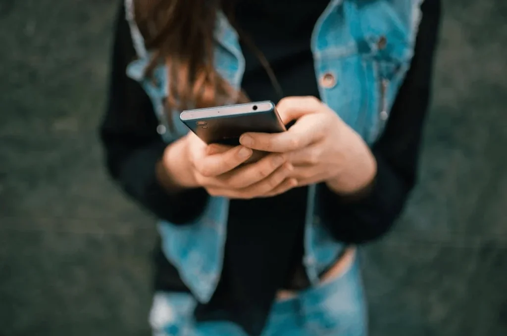 WhatsApp down oggi, problemi anche per Facebook e Instagram: cosa succede