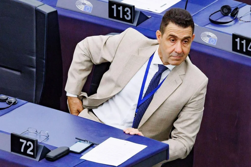 Ucraina, Vannacci contro Zelensky: “Ricatta l’Europa e vuole 70 miliardi”