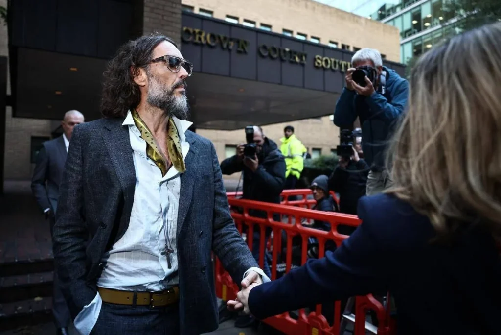 Processo a Russell Brand, la terza accusatrice in aula: “Ho chiuso gli occhi e ho cercato di non essere lì”