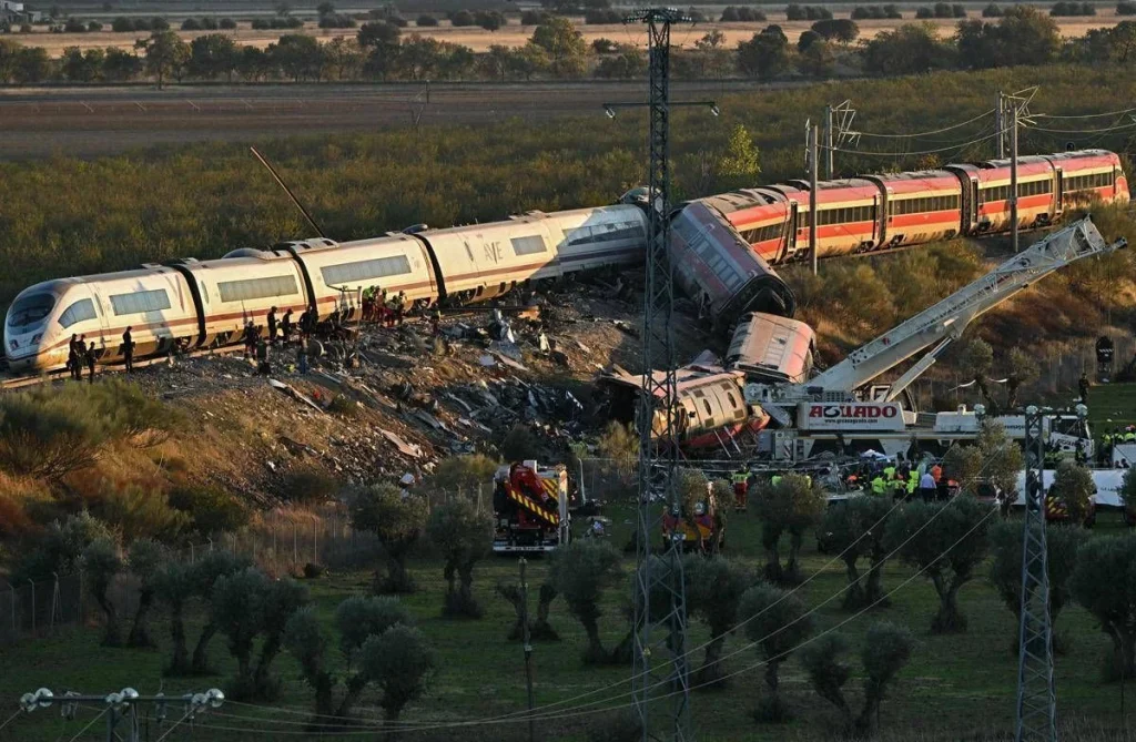Disastro ferroviario in Spagna, il lutto e le indagini: “Via libera al treno nonostante convoglio fermo sui binari”