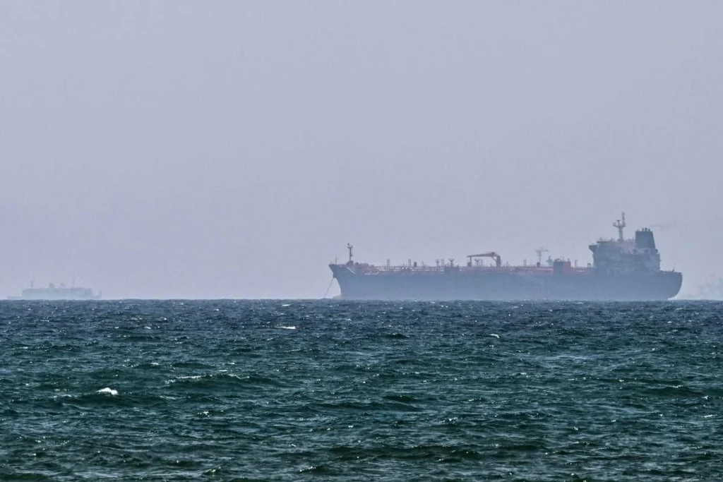 Iran, Pasdaran: “Petroliera con 2 milioni di barili greggio urta mina a Hormuz, nave in fiamme”