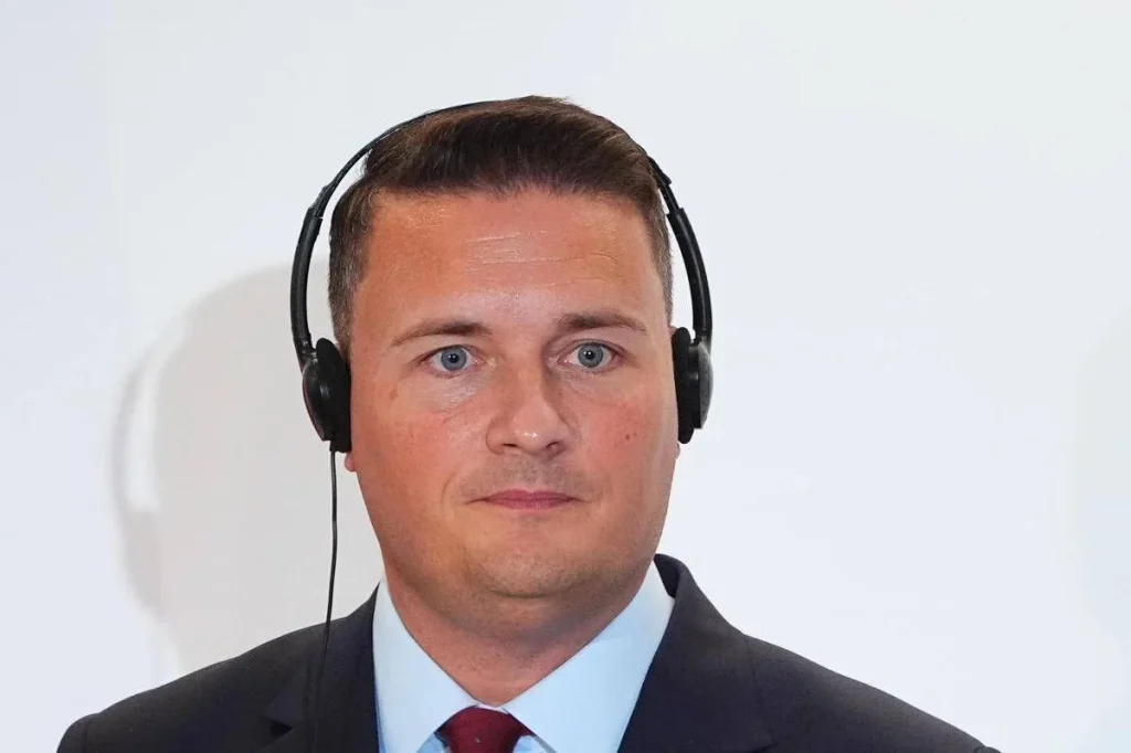 Cyberattacchi, ministro Difesa Gb: “Fate scorte per emergenza di acqua, cibo e contanti”